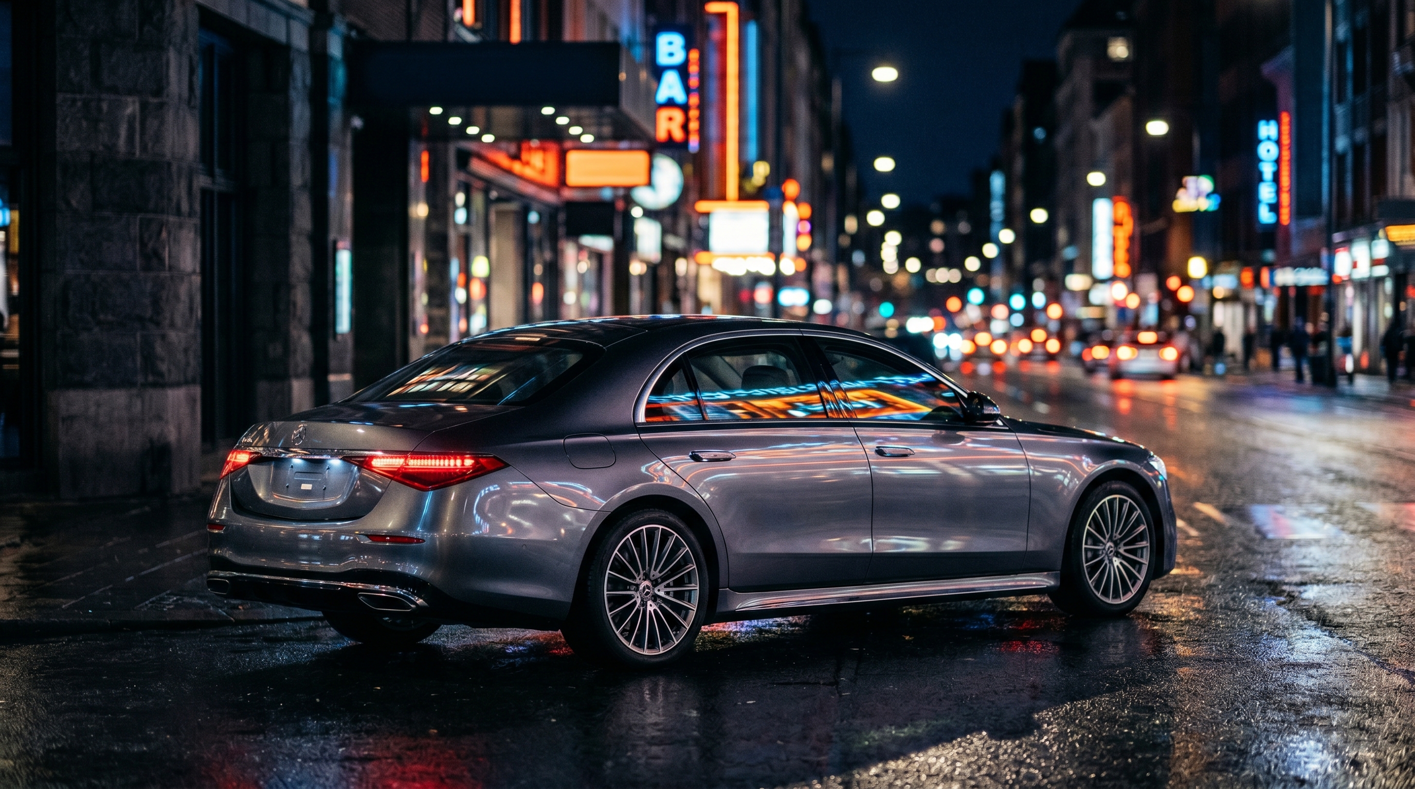 Mercedes-Benz Clase S plateado en calle nocturna con neón